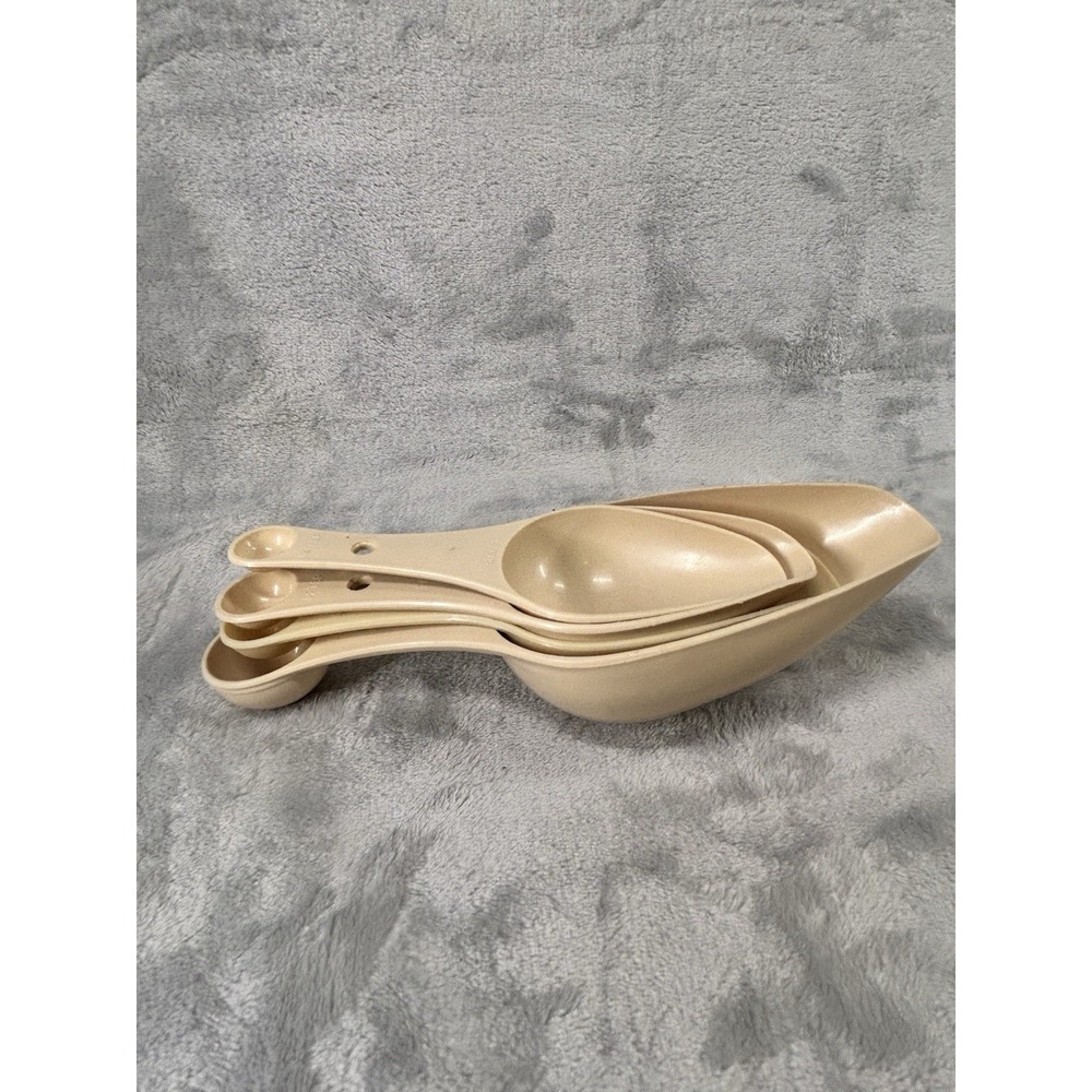 Vintage EKCO 4-Pc‎ Tan Nesting Measuring Cup & Scoop Spoon Combo Set USA